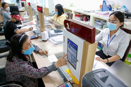 Một phường ở Hà Nội đưa robot AI hỗ trợ phục vụ hành chính công