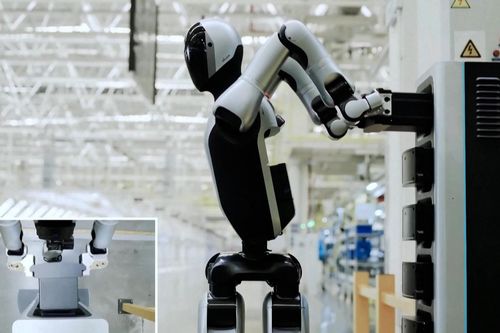 Không cần tắt máy, robot tự thay pin chỉ trong 3 phút