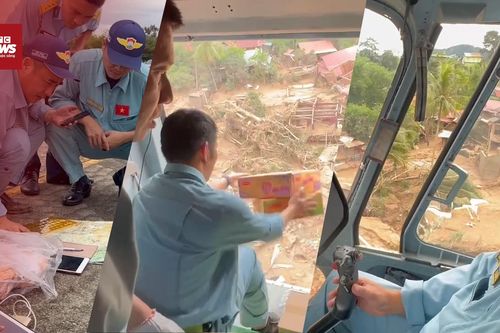 2 giờ bay vào vùng 'rốn lũ' thả hàng cứu trợ của trực thăng quân đội