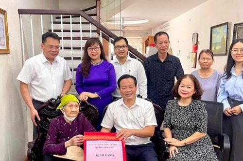 Phường Hồng Hà tri ân các gia đình thương binh, liệt sĩ, người có công