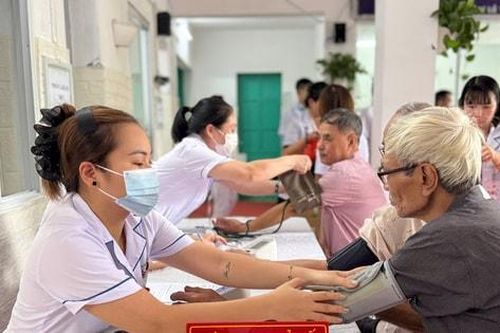 Xã Thanh Trì: Khám bệnh, tư vấn sức khỏe, cấp thuốc cho 273 đối tượng chính sách