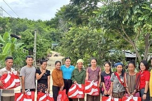 Siêu thị GO! Vinh trao 200 phần quà hỗ trợ người dân vùng lũ Nghệ An