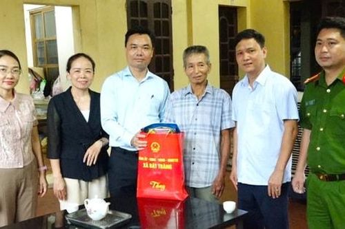 Lãnh đạo xã Bát Tràng thăm, tặng quà gia đình chính sách