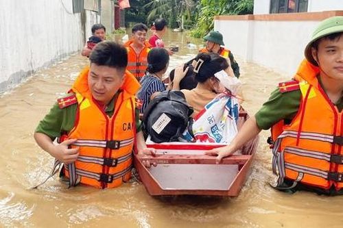 Nước sông Lam tiếp tục dâng cao, người dân vùng hạ du tất tả chạy lũ