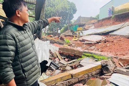 Hiện trường vụ sập tường bến xe Đức Long vào nhà dân, nhiều tài sản hư hỏng