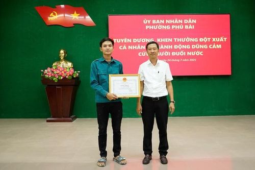 Khen thưởng thanh niên dũng cảm cứu người đuối nước ở Huế