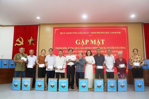 Vùng 4 Hải quân tri ân các gia đình chính sách