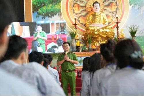 Gần 500 học viên khóa tu tại chùa Bằng A được hướng dẫn phòng cháy và thoát hiểm