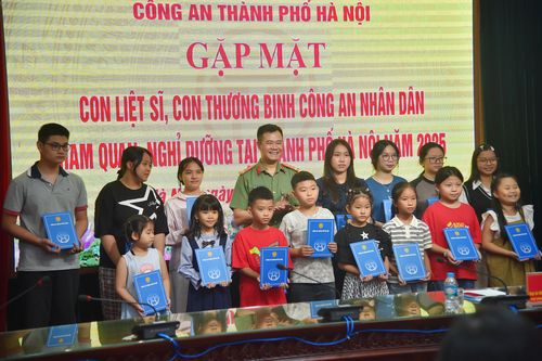 Công an Hà Nội gặp mặt thân tình, động viên các cháu con thương binh, liệt sĩ CAND thăm Thủ đô