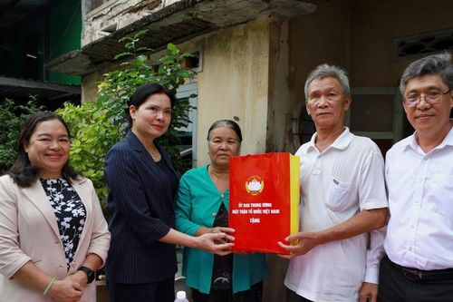 Phó Chủ tịch Hà Thị Nga thăm, tặng quà Mẹ Việt Nam Anh hùng và người có công tại Lâm Đồng