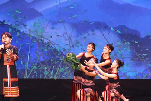 Khi mạng xã hội lấn át văn hóa học thuật: Trách nhiệm không chỉ của người sáng tác