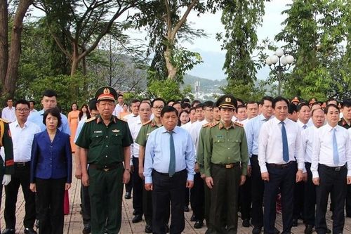 Phó Thủ tướng Nguyễn Chí Dũng viếng Nghĩa trang liệt sĩ Hòn Dung