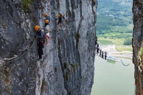 Thị trấn ở Trung Quốc 'đổi đời' nhờ tour leo núi mạo hiểm