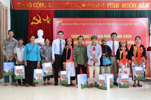 Phó Chủ tịch Quốc hội Vũ Hồng Thanh thăm các gia đình chính sách ở Lai Châu