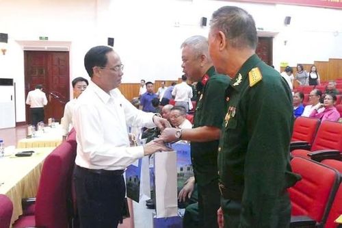 Phó Chủ tịch Quốc hội Trần Quang Phương thăm các gia đình chính sách tại Điện Biên