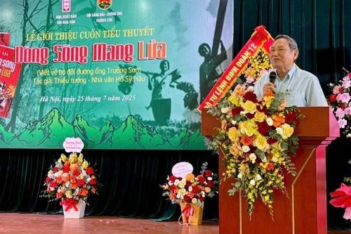 Giới thiệu tiểu thuyết 'Dòng sông mang lửa' của Thiếu tướng, nhà văn Hồ Sỹ Hậu