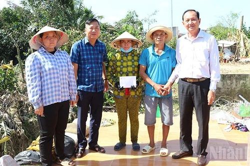 Đồng Tháp: Nhiều tổ chức, cá nhân hỗ trợ người dân bị thiệt hại do dông lốc