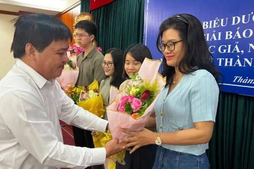Khen thưởng 3 tác phẩm báo chí xuất sắc viết về Thành phố Hồ Chí Minh của Báo Nhân Dân
