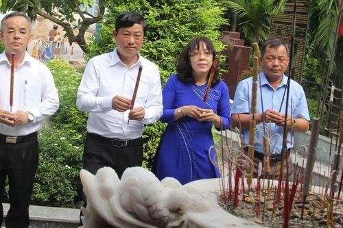 Chủ tịch Hội đồng nhân dân Thành phố Hồ Chí Minh dâng hương tại Bia tưởng niệm Liệt sĩ suối Mạch Máng