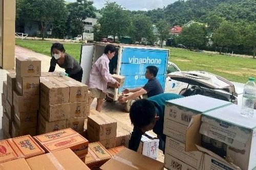 Người VNPT 'vượt lũ, giữ sóng' và hỗ trợ vận chuyển nhu yếu phẩm cho bà con vùng lũ