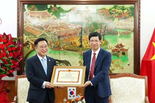 Trao Bằng khen của Bộ trưởng Bộ Văn hóa, Thể thao và Du lịch cho Đại sứ Du lịch Việt Nam tại Hàn Quốc Lý Xương Căn