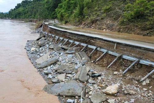 Nghệ An: Quốc lộ 7 sạt lở nghiêm trọng sau lũ
