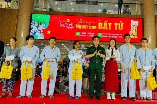 Bệnh viện Quân y 175 tổ chức 'Giai điệu kết nối yêu thương' và trao nhiều phần quà cho bệnh nhân có hoàn cảnh khó khăn