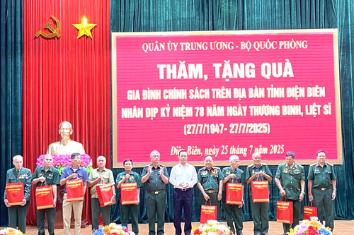 Đoàn công tác Quân ủy Trung ương, Bộ Quốc phòng tri ân các anh hùng liệt sĩ tại Điện Biên