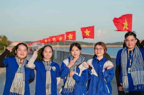 Chiến sĩ Mùa hè xanh tình nguyện tại huyện đảo Phú Quý: 'Đi để cống hiến, trở về để trưởng thành'