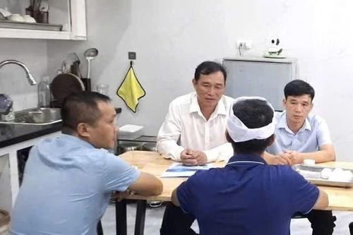 Đại diện lãnh đạo Trường Đại học Sao Đỏ đến chia buồn và thắp hương cho 4 người thân nam sinh vụ lật tàu tại Quảng Ninh