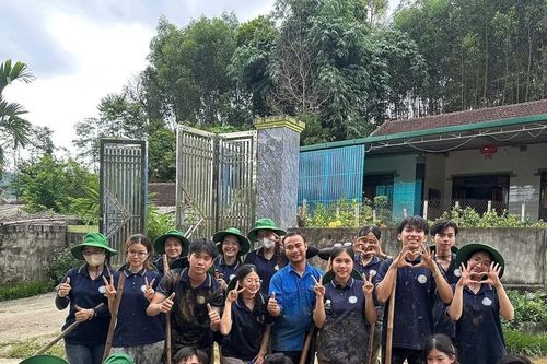 Tuổi trẻ Trường Đại học Vinh hỗ trợ người dân vượt qua bão Wipha