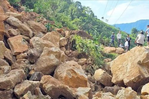 Miền núi phía Bắc: Đá lăn, đất lở, bùn trùm kín đường
