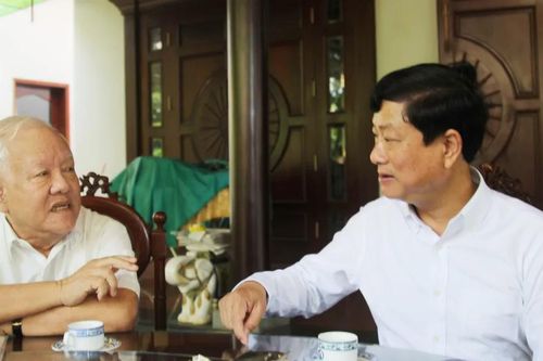 Chủ tịch HĐND TPHCM Võ Văn Minh thăm, tặng quà người có công