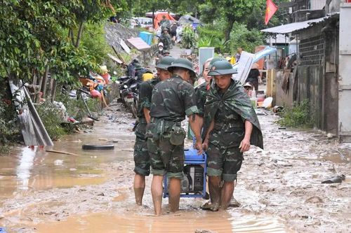 4 chuyến bay, vận chuyển hơn 12 tấn hàng cứu trợ khẩn cấp đồng bào vùng lũ Nghệ An