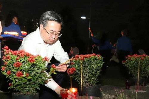 TPHCM: Hơn 3.000 đại biểu thắp nến tri ân tại 4 nghĩa trang liệt sĩ