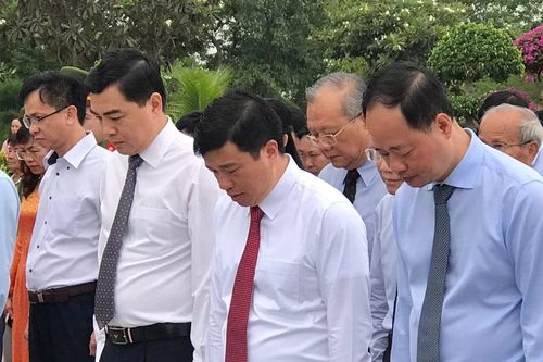 Bí thư Tỉnh ủy Lâm Đồng tưởng niệm liệt sĩ tại điểm cầu Bình Thuận
