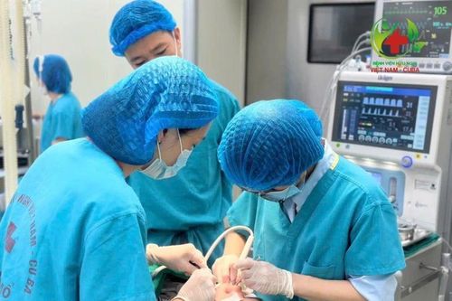 Viêm tủy răng không hồi phục ở trẻ bị bệnh hội chứng Henter