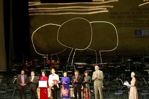 Trao bằng Di sản tư liệu Thế giới của UNESCO cho gia đình cố nhạc sĩ Hoàng Vân