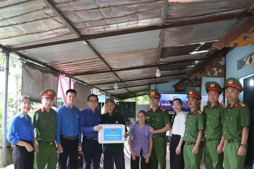 Hành trình tri ân nặng nghĩa tình của tuổi trẻ Điện Biên