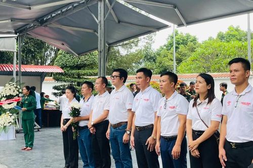 Báo GD&TĐ dâng hương tưởng niệm các Anh hùng liệt sĩ tại Ngã ba Đồng Lộc
