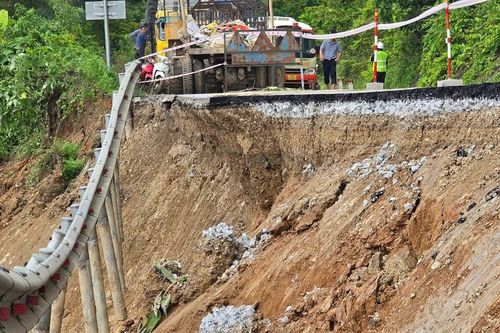 Toàn cảnh Quốc lộ 7 ở Nghệ An bị sông Lam 'nuốt chửng' hàng chục mét