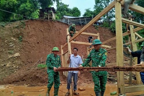 Bám địa bàn đảm bảo an toàn cho nhân dân trong cơn lũ dữ