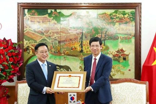 Đại sứ du lịch Lý Xương Căn nhận Bằng khen của Bộ VHTT&DL