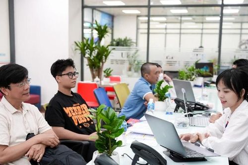 Phụ huynh, thí sinh liên tục đến trực tiếp để đăng ký nguyện vọng 1 vào UEF