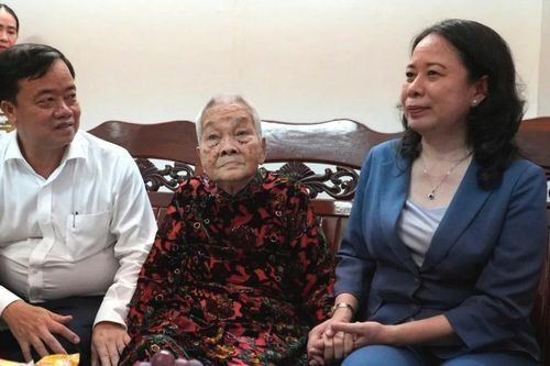 Phó Chủ tịch nước Võ Thị Ánh Xuân thăm, tặng quà người có công tại Cà Mau