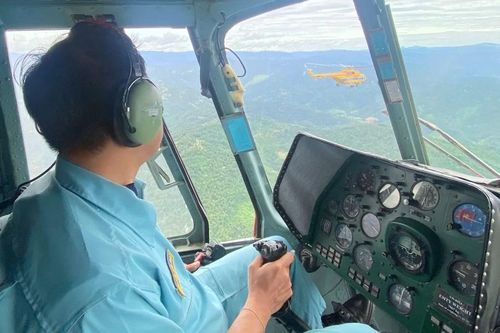 Quân đội tiếp tục chuyển hàng cứu trợ tới vùng lũ Nghệ An bằng trực thăng