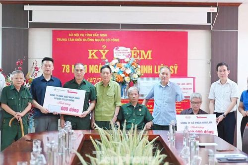 Thăm hỏi, trao quà tặng 3 Trung tâm điều dưỡng thương binh ở Bắc Ninh