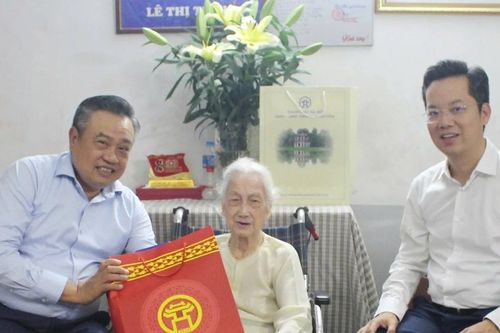 Chủ tịch Hà Nội thăm, tặng quà gia đình có công dịp kỷ niệm 78 năm Ngày Thương binh - Liệt sĩ