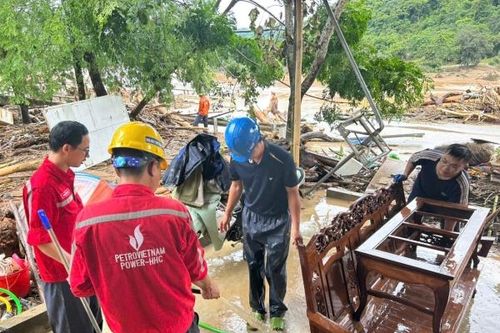 Công ty CP Thủy điện Hủa Na chung tay cùng bà con vùng lũ Lượng Minh