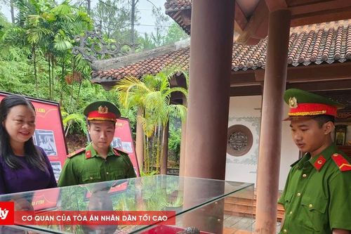 Trưng bày chuyên đề 'Ký ức thời hoa lửa' tại Chín Hầm
